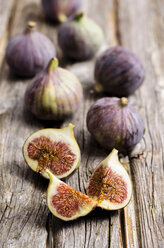 Sliced and whole figs on a wooden table - ODF000824