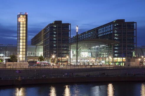 Deutschland, Berlin, Berlin Hauptbahnhof an der Spree am Abend - WIF001011