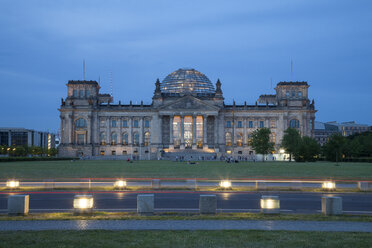 Deutschland, Berlin, Reichstagsgebäude am Abend - WI001013