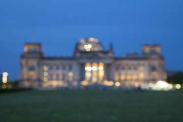 Deutschland, Berlin, Reichstagsgebäude am Abend, unscharf - WIF001015