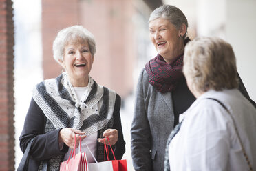 Drei ältere Frauen auf Einkaufstour - ZEF000166