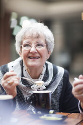 Porträt einer älteren Frau, die sich in einem Straßencafé entspannt - ZEF000170