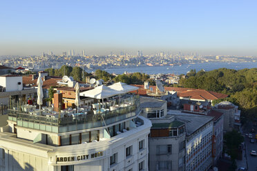 Türkei, Istanbul, Dachterrasse des Arden City Hotel - LHF000381