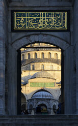 Türkei, Istanbul, Eingang zur Blauen Moschee - LHF000383