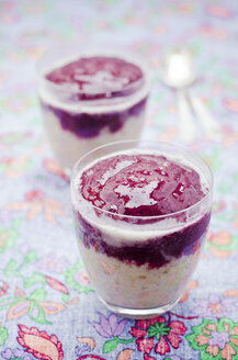 Zwei Gläser heißes Dinkel-Dessert mit Kokosmilch und Brombeermus - CZF000165