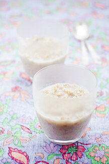 Two glasses of hot spelt dessert with coconut milk - CZF000166