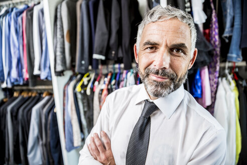 Porträt eines Geschäftsmannes vor seinem begehbaren Kleiderschrank - MBEF001194