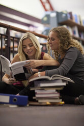 Zwei Studentinnen lernen in einer Bibliothek - ZEF000823