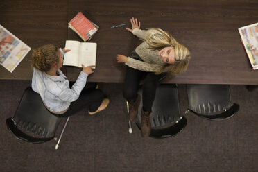 Zwei Studentinnen in einer Bibliothek am Tisch - ZEF000844