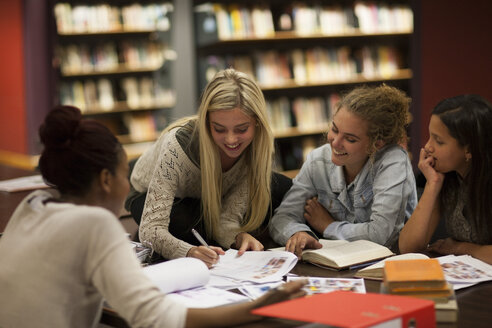 Gruppe von Studentinnen beim Lernen in einer Bibliothek - ZEF000846