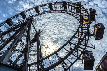 Österreich, Wien, Prater, Wiener Riesenrad gegen die Sonne - WEF000218