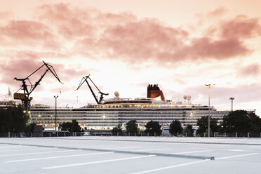 Germany, Hamburg, Port of Hamburg, Cruise ship Queen Elizabeth in the dry dock - MSF004263