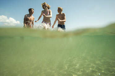 Drei Teenager genießen das Strandleben - UUF001694