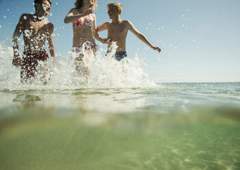 Drei Teenager genießen das Strandleben - UUF001695