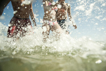 Drei Teenager genießen das Strandleben - UUF001682