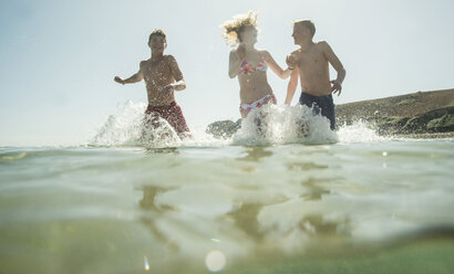 Drei Teenager genießen das Strandleben - UUF001696