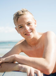 Portrait of smiling teenage boy on the beach - UUF001690