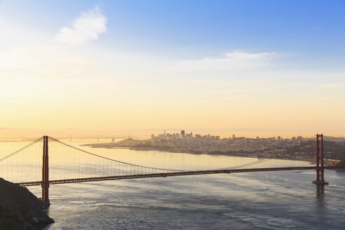 USA, Kalifornien, San Francisco, Skyline und Golden Gate Bridge vom Hawk Hill aus gesehen - FOF007022