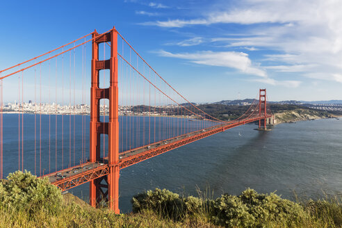 USA, Kalifornien, San Francisco, Skyline und Golden Gate Bridge vom Hawk Hill aus gesehen - FOF007026