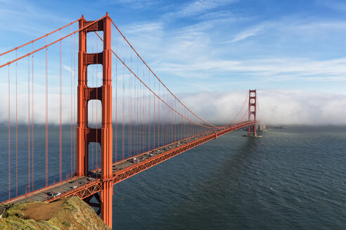 USA, Kalifornien, San Francisco, Golden Gate Bridge vom Hawk Hill aus gesehen, Nebel verdeckt die Stadt - FOF007027