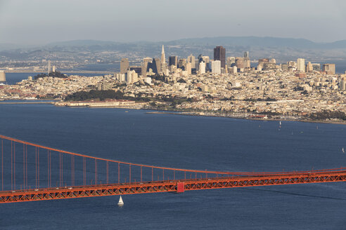 USA, Kalifornien, San Francisco, Skyline und Golden Gate Bridge vom Hawk Hill aus gesehen - FOF007028