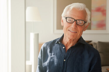 Porträt eines lächelnden älteren Mannes mit Brille - CHAF000132