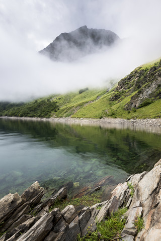 Frankreich, Haute-Garonne, Pyrenäen, Nebel am Bergsee Lac d'Oo, lizenzfreies Stockfoto