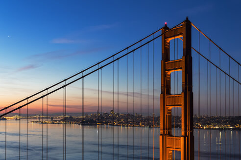 USA, Kalifornien, San Francisco, Skyline und Golden Gate Bridge in der blauen Stunde vom Hawk Hill aus gesehen - FOF007040