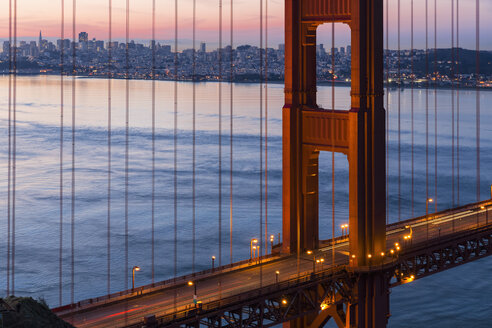 USA, Kalifornien, San Francisco, Skyline und Golden Gate Bridge in der blauen Stunde vom Hawk Hill aus gesehen - FOF007041