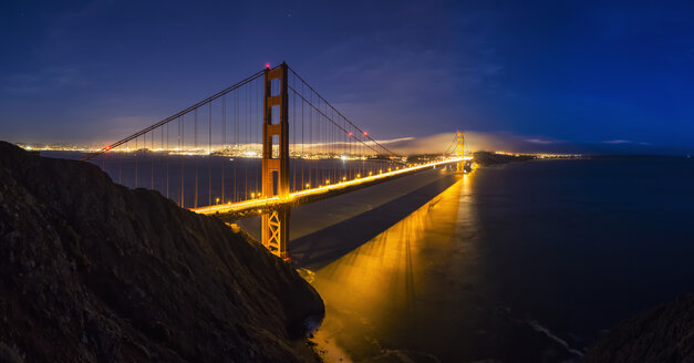 USA, Kalifornien, San Francisco, Skyline und Golden Gate Bridge in der blauen Stunde vom Hawk Hill aus gesehen - FO007042