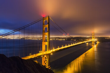 USA, Kalifornien, San Francisco, Skyline und Golden Gate Bridge in der blauen Stunde vom Hawk Hill aus gesehen - FOF007043