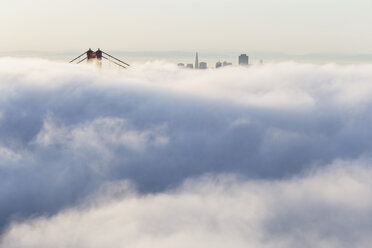 USA, Kalifornien, San Francisco, Skyline und Golden Gate Bridge im Nebel vom Hawk Hill aus gesehen - FOF007012