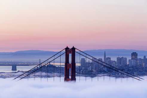 USA, Kalifornien, San Francisco, Skyline und Golden Gate Bridge im Nebel vom Hawk Hill aus gesehen - FOF007013