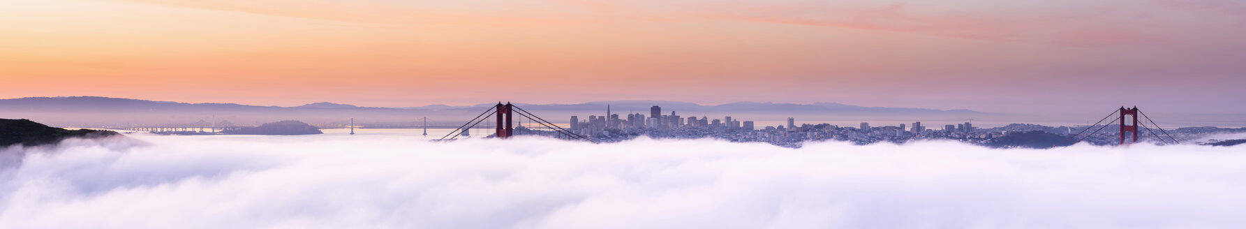 USA, Kalifornien, San Francisco, Skyline und Golden Gate Bridge im Nebel vom Hawk Hill aus gesehen - FOF007014