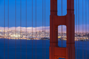 USA, Kalifornien, San Francisco, Skyline und Golden Gate Bridge in der blauen Stunde vom Hawk Hill aus gesehen - FO007046