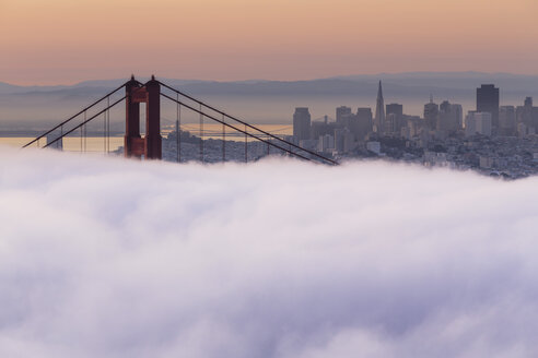 USA, Kalifornien, San Francisco, Skyline und Golden Gate Bridge im Nebel vom Hawk Hill aus gesehen - FOF007015