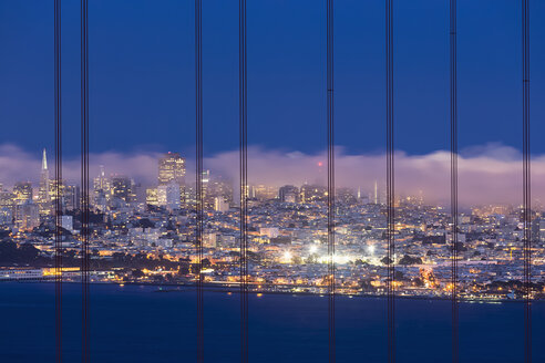 USA, Kalifornien, San Francisco, Skyline und Golden Gate Bridge in der blauen Stunde vom Hawk Hill aus gesehen - FOF007047