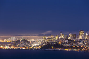 USA, Kalifornien, San Francisco, Skyline und Oakland Bay Bridge in der blauen Stunde vom Hawk Hill aus gesehen - FOF007074