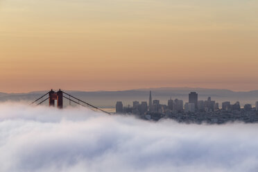 USA, Kalifornien, San Francisco, Skyline und Golden Gate Bridge im Nebel vom Hawk Hill aus gesehen - FO007016