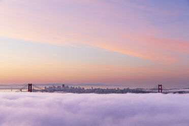 USA, Kalifornien, San Francisco, Skyline und Golden Gate Bridge im Nebel vom Hawk Hill aus gesehen - FO007019