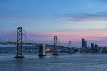 USA, Kalifornien, San Francisco, Skyline und Oakland Bay Bridge am Abend - FOF007048