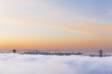 USA, Kalifornien, San Francisco, Skyline und Golden Gate Bridge im Nebel vom Hawk Hill aus gesehen - FO007020