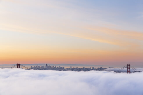 USA, Kalifornien, San Francisco, Skyline und Golden Gate Bridge im Nebel vom Hawk Hill aus gesehen - FO007020