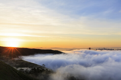 USA, Kalifornien, San Francisco, Skyline und Golden Gate Bridge im Nebel bei Sonnenaufgang vom Hawk Hill aus gesehen - FOF007021