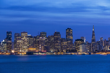 USA, Kalifornien, San Francisco, Skyline am Abend - FOF007050