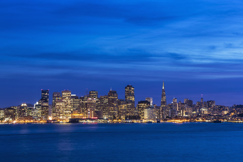 USA, Kalifornien, San Francisco, Skyline am Abend, lizenzfreies Stockfoto