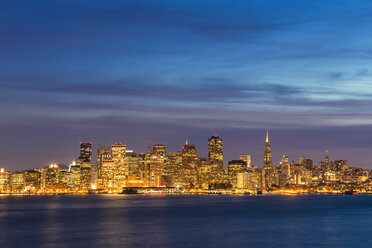 USA, Kalifornien, San Francisco, Skyline am Abend - FOF007054