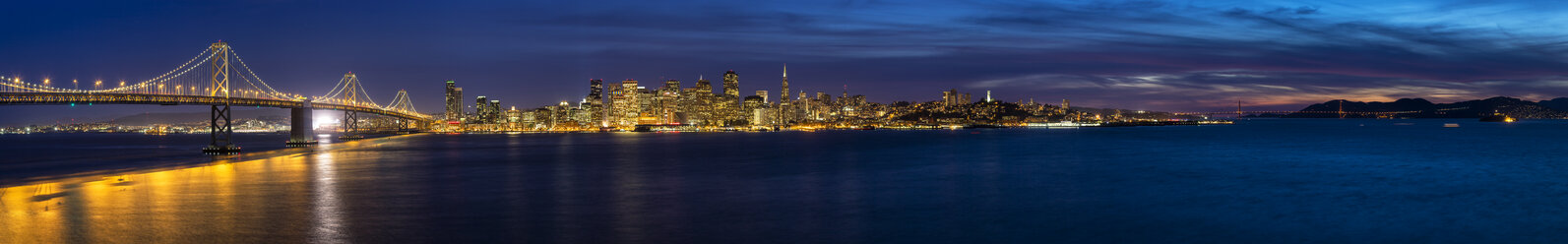 USA, Kalifornien, San Francisco, Skyline und Oakland Bay Bridge am Abend - FO007055