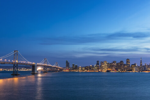 USA, Kalifornien, San Francisco, Skyline und Oakland Bay Bridge am Abend - FOF007058