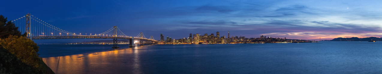 USA, Kalifornien, San Francisco, Skyline und Oakland Bay Bridge am Abend - FO007061
